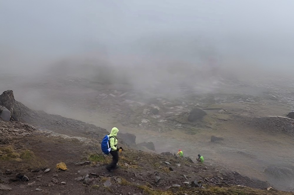 Desafio no Corazon 4.790m: 13km de escalada na expedição vulcões do Equador