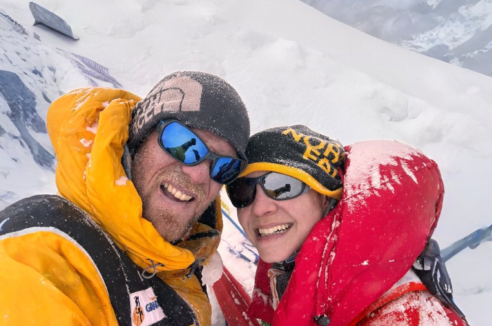Carlos, esposo de Olivia Bonfim, chega novamente ao topo do Everest com grupo de brasileiros