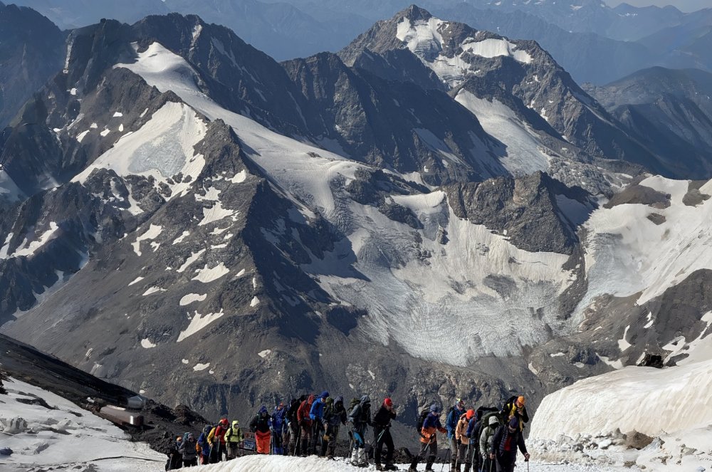 Olivia Bonfim explica por que o Elbrus é considerado a montanha mais alta da Europa