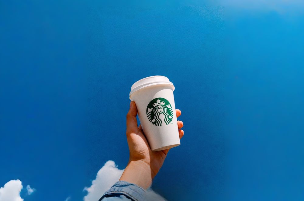 Olivia Bonfim analisa o caso Starbucks: quando crescer rápido demais começa a custar caro