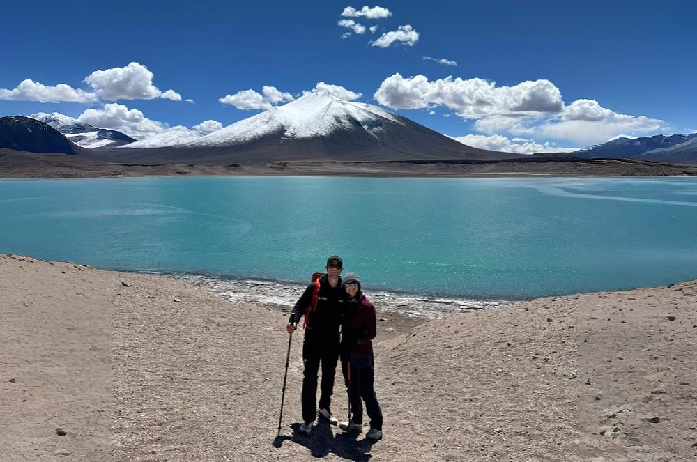 Olivia Bonfim, montanhista, e Carlos Eduardo, mountain guide, compartilham sua aventura entre os vulcões na Laguna Verde, Chile